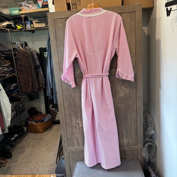 Eileen West Medium striped Robe seersucker with eyelet Trim red white - Picture 2 of 12